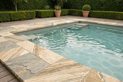 Margelles en pierre naturelle autour d'une piscine extérieure moderne dans un jardin aménagé